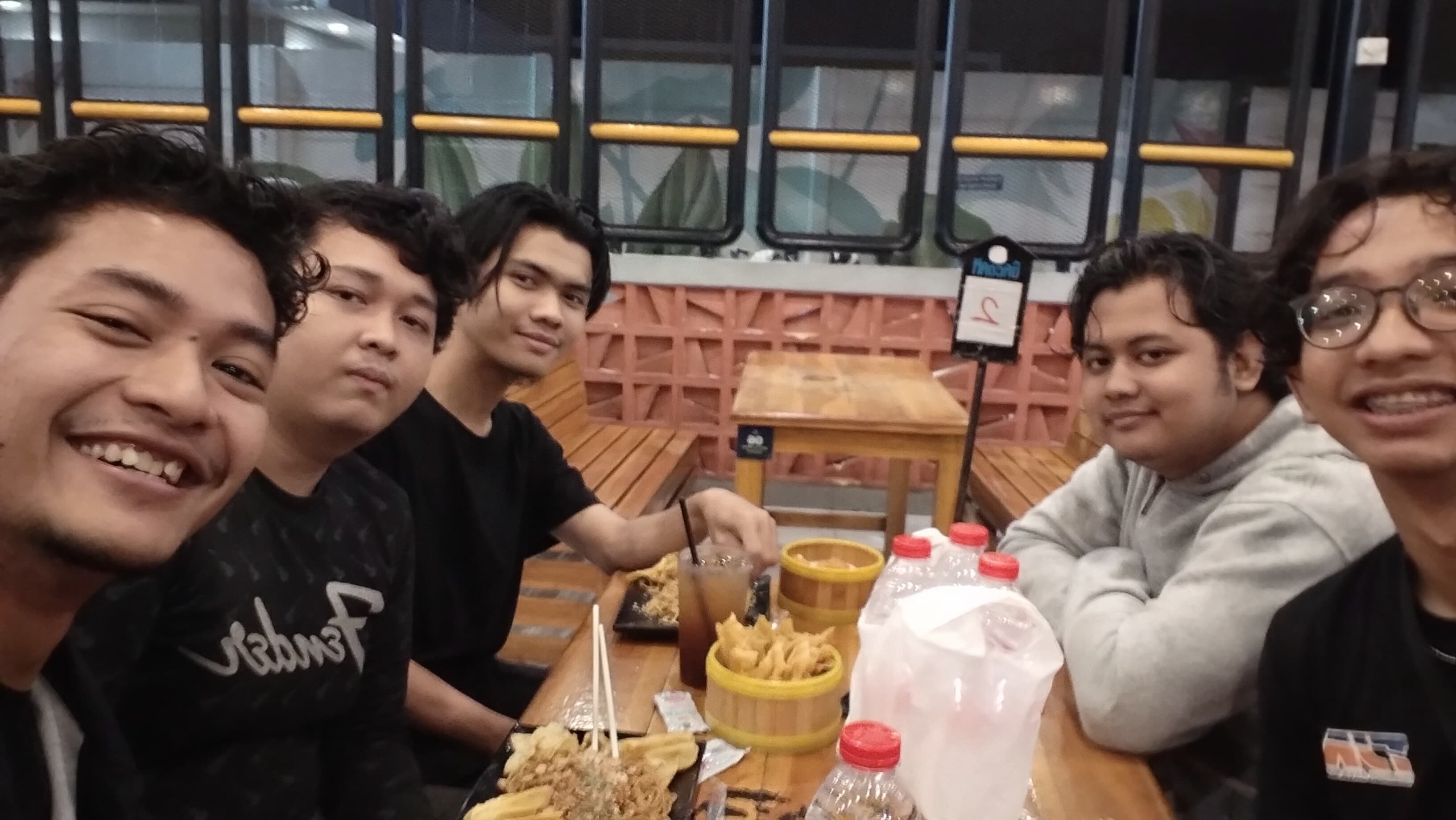 Kegiatan makan Gacoan